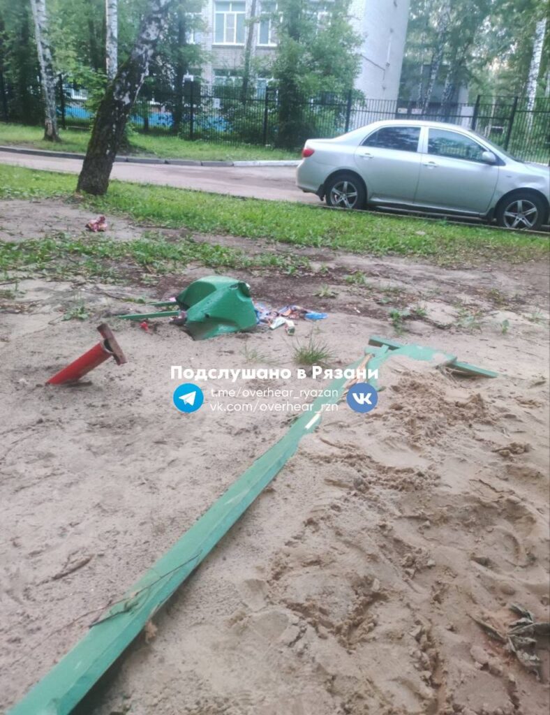 Рязанцы пожаловались на состояние детской площадки, по которой проехал автомобиль Рязанцы пожаловались на состояние детской площадки, по которой проехал автомобиль У автомобиля, который снес объекты на площадке, заклинило педаль газа.