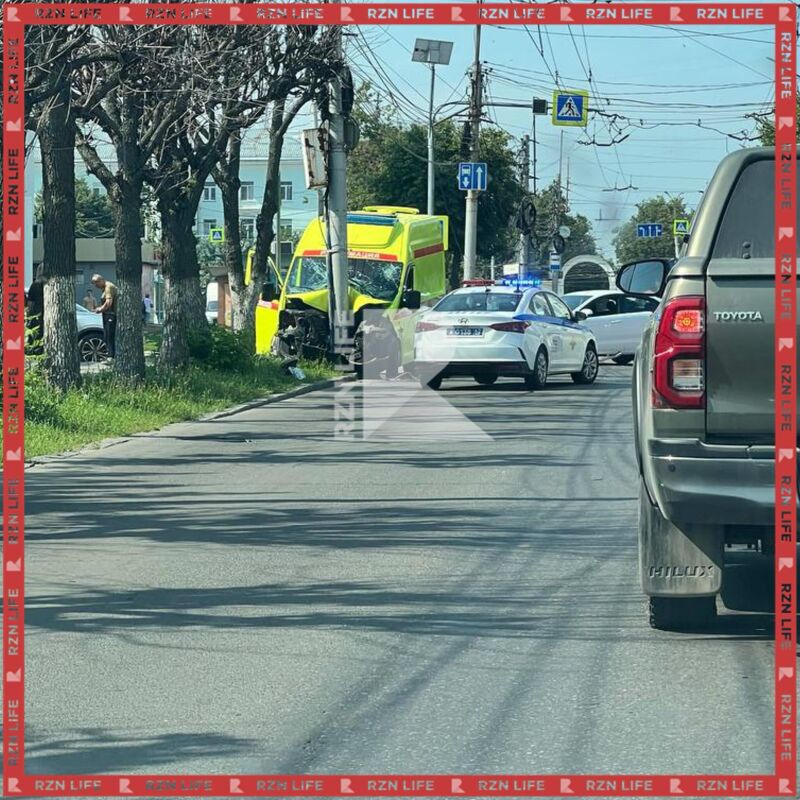 Опубликованы фотографии с места серьёзного ДТП со скорой в Рязани