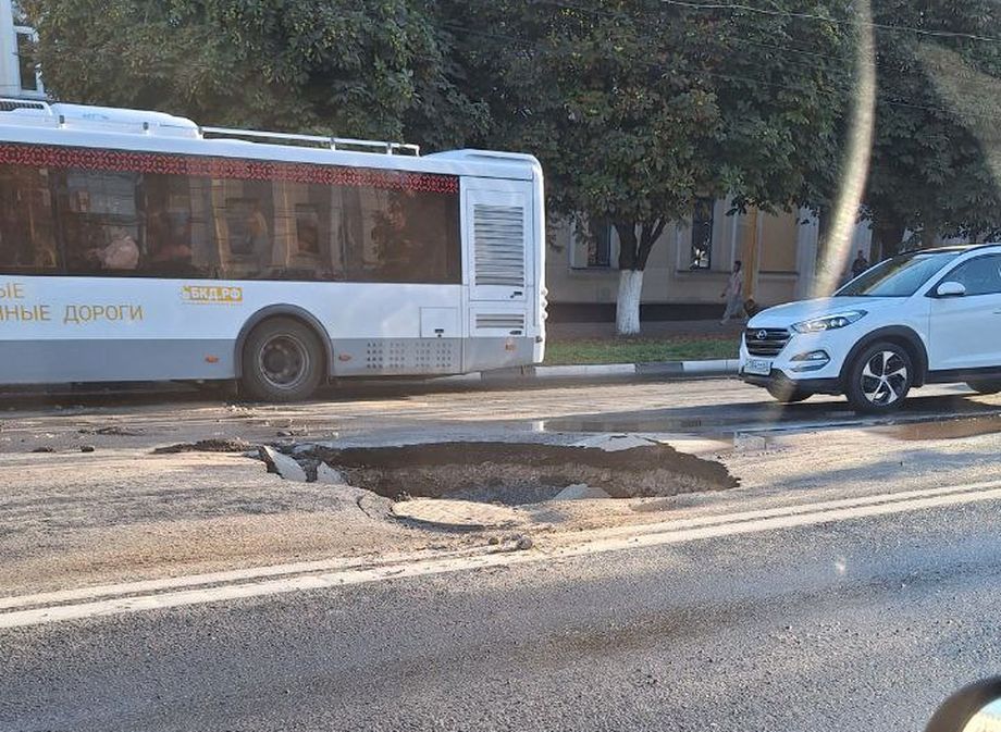 На Первомайском проспекте ремонтируют огромную яму в асфальте