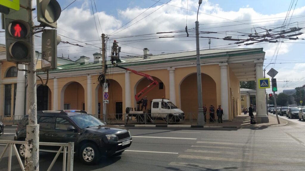 На улице Ленина в Рязани ремонтируют провода, движение останавливают