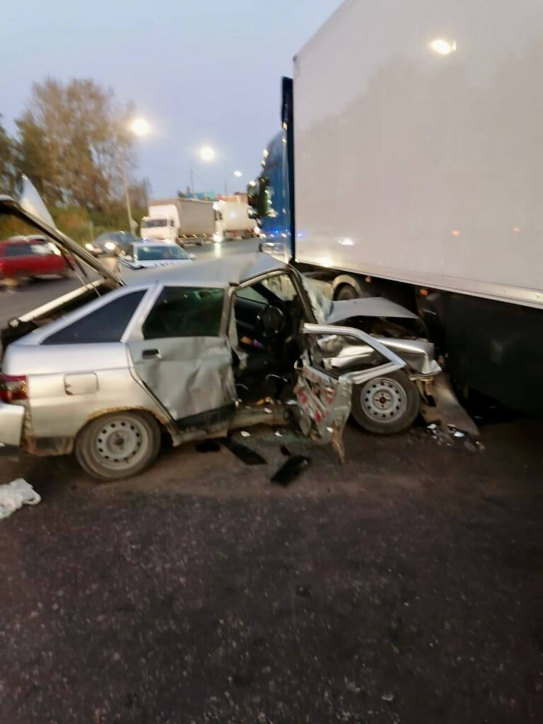 В Рязани произошло ДТП с участием трёх автомобилей, пострадали 2 человека