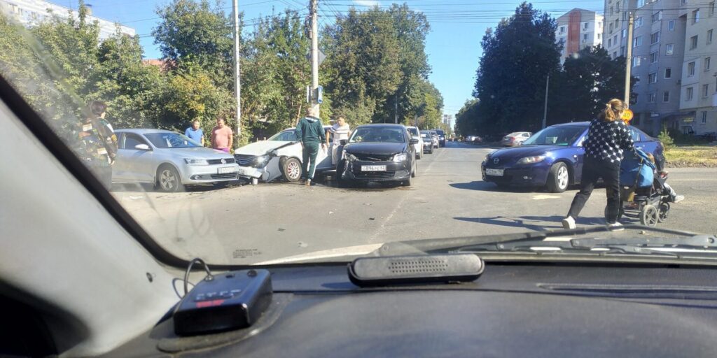 В Рязани произошла массовая авария с участием трех автомобилей