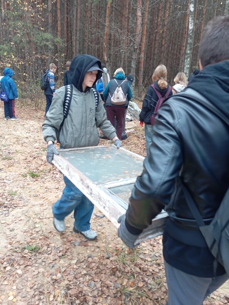 Юные экологи в Рязанской области очистили лес от несанкционированных свалок