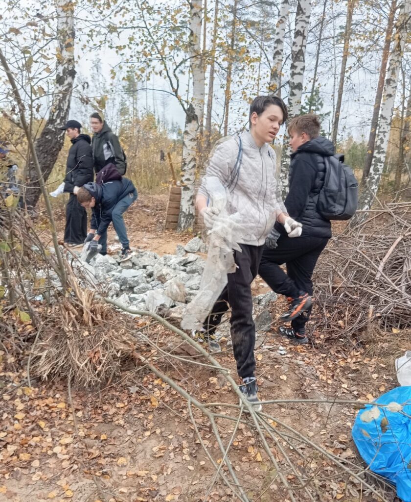 Юные экологи в Рязанской области очистили лес от несанкционированных свалок