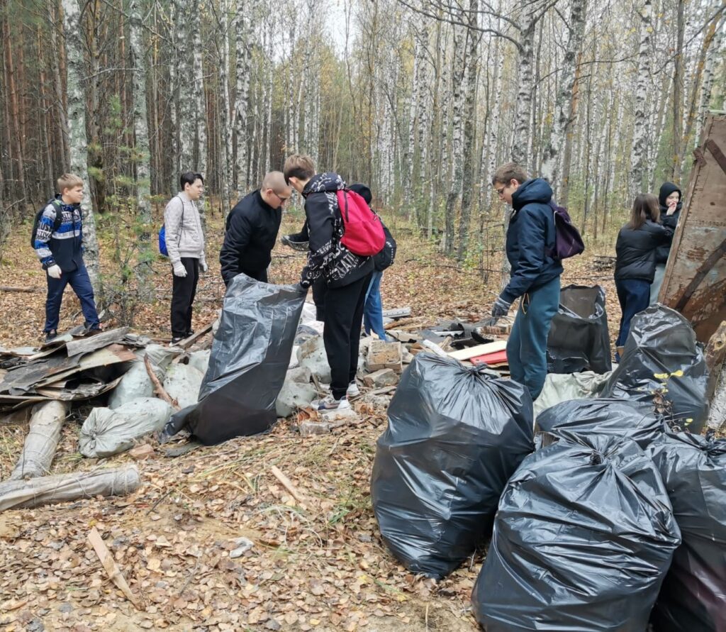 Юные экологи в Рязанской области очистили лес от несанкционированных свалок