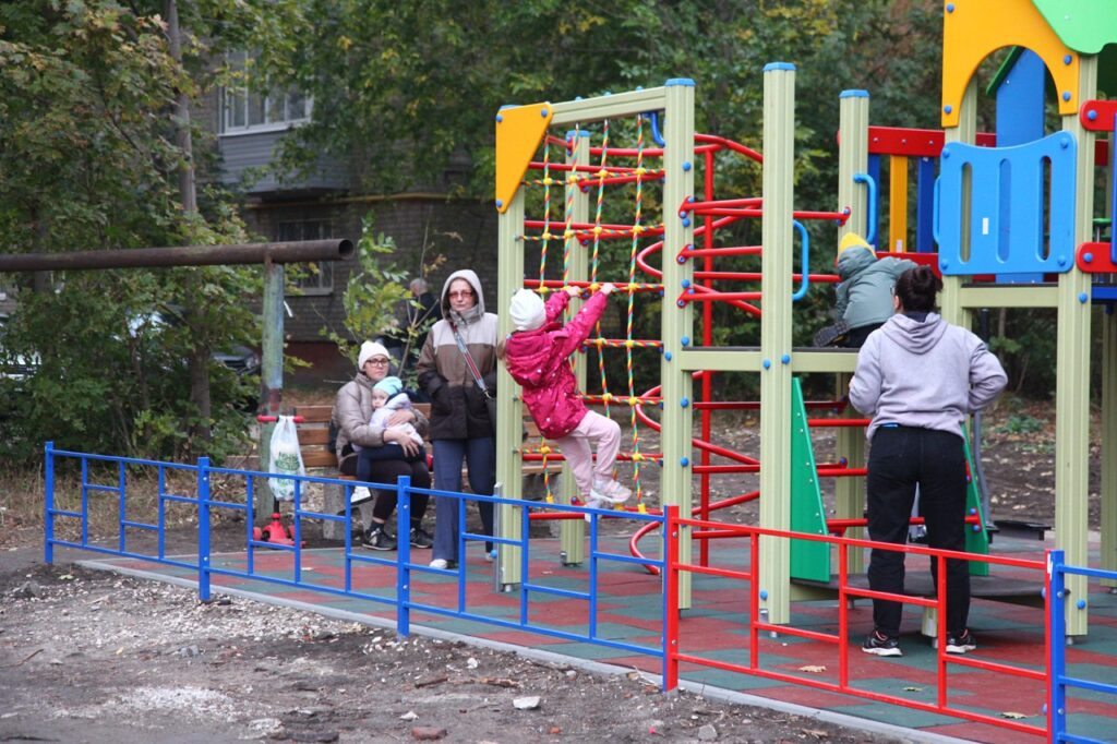 На улице Чкалова в Рязани открыли новую детскую площадку