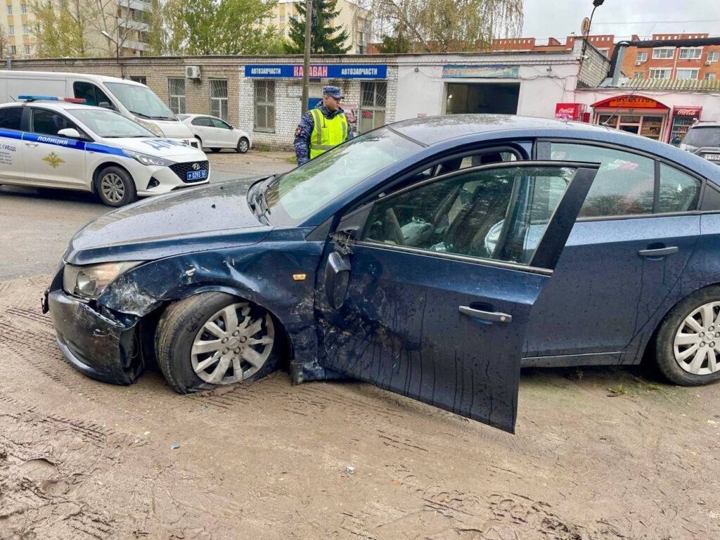 Два легковых автомобиля столкнулись в Рязани на улице Нахимова