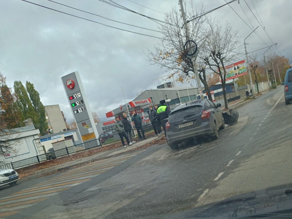 Две легковушки столкнулись на ул. Новой в Рязани, одна врезалась в столб