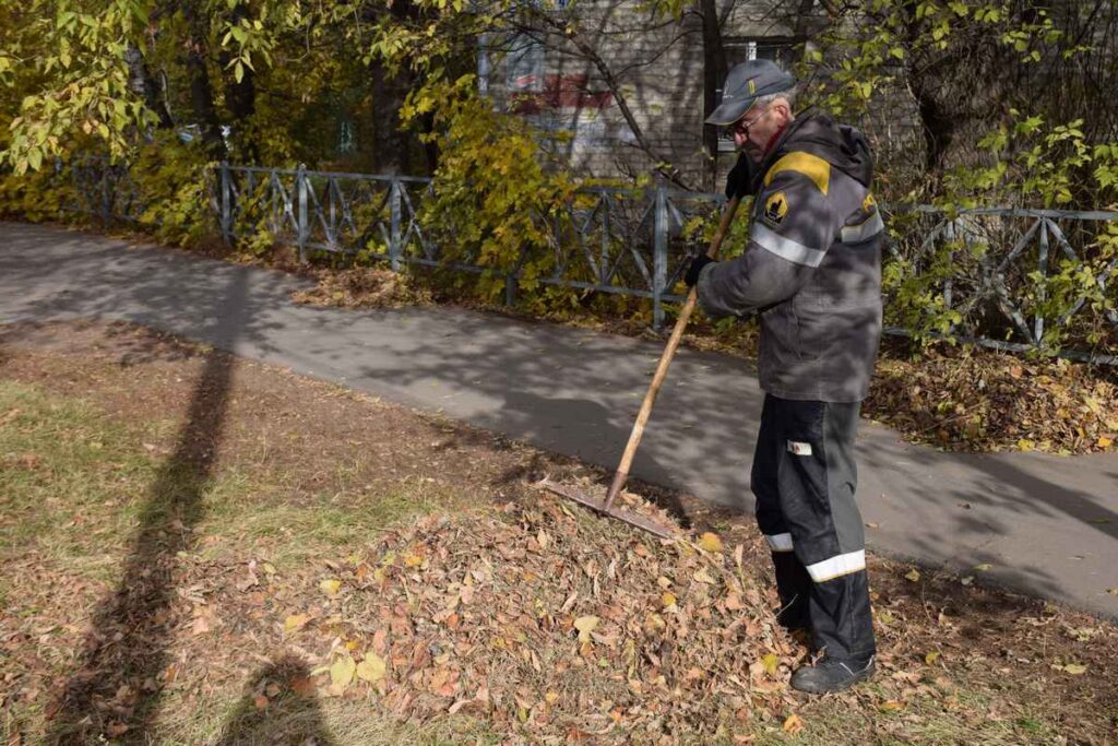 Работники РНПК помогают в подготовке города Рязани к зиме