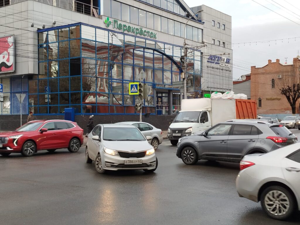 В Рязани не работает светофор возле ТЦ "Атрон" Движение здесь затруднено.