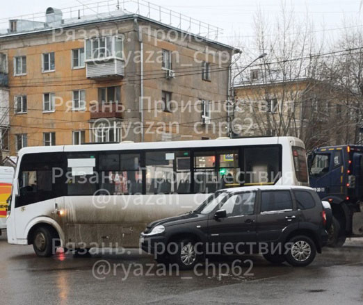 В Рязани в Горроще произошло сразу две аварии В Рязани в Горроще произошло сразу две аварии ДТП случились на перекрестке улиц Островского и Черновицкой.