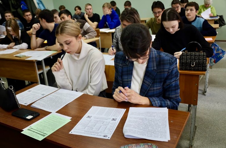 Заведующий кафедры географии, экологии и туризма РГУ разобрал 5 необычных вопросов Географического диктанта 2024 Заведующий кафедры географии, экологии и туризма РГУ разобрал 5 необычных вопросов Географического диктанта 2024 Информационное агентство 7info совместно с заведующим кафедры географии, экологии и туризма Алексеем Водорезовым выбрали 5 необычных вопросов юбилейного географического диктанта и проанализировали ответы на них.