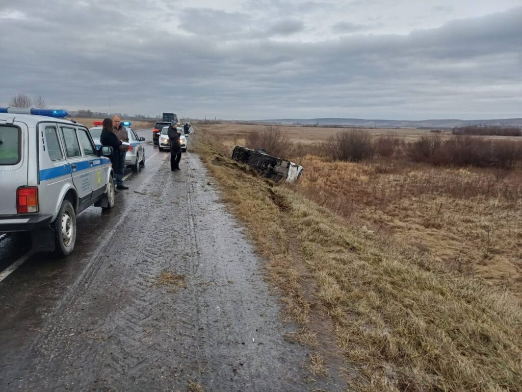 Автобус упал в кювет в Красноярском крае, пострадали 18 человек