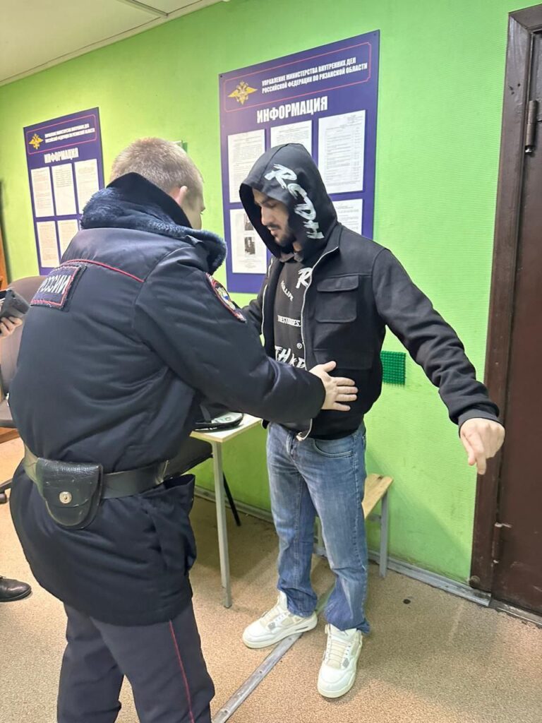В Рязани депортировали мигранта, осужденного за совращение несовершеннолетнего Вместе с ним депортировали иностранца, который отбывал в колонии за мошенничество в крупном размере.