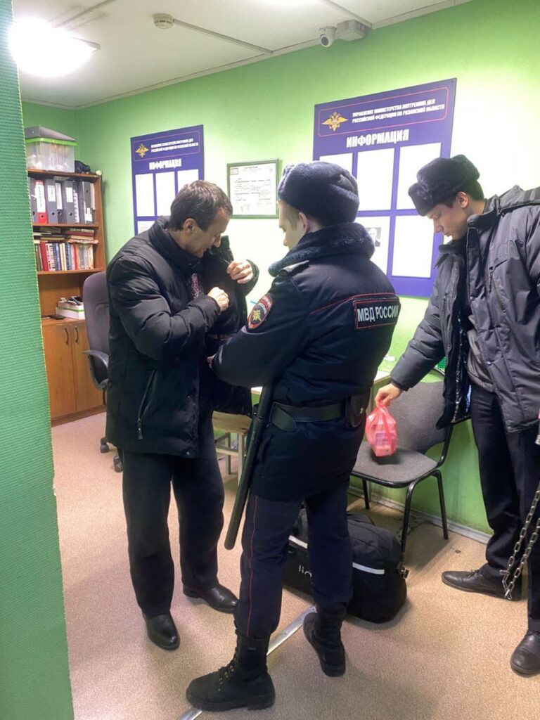 Из Рязани депортировали очередную группу иностранцев в связи с нарушениями законов Из Рязани депортировали очередную группу иностранцев в связи с нарушениями законов Мигранты уже покинули пределы России и не смогут вернуться сюда в течение 10 лет.