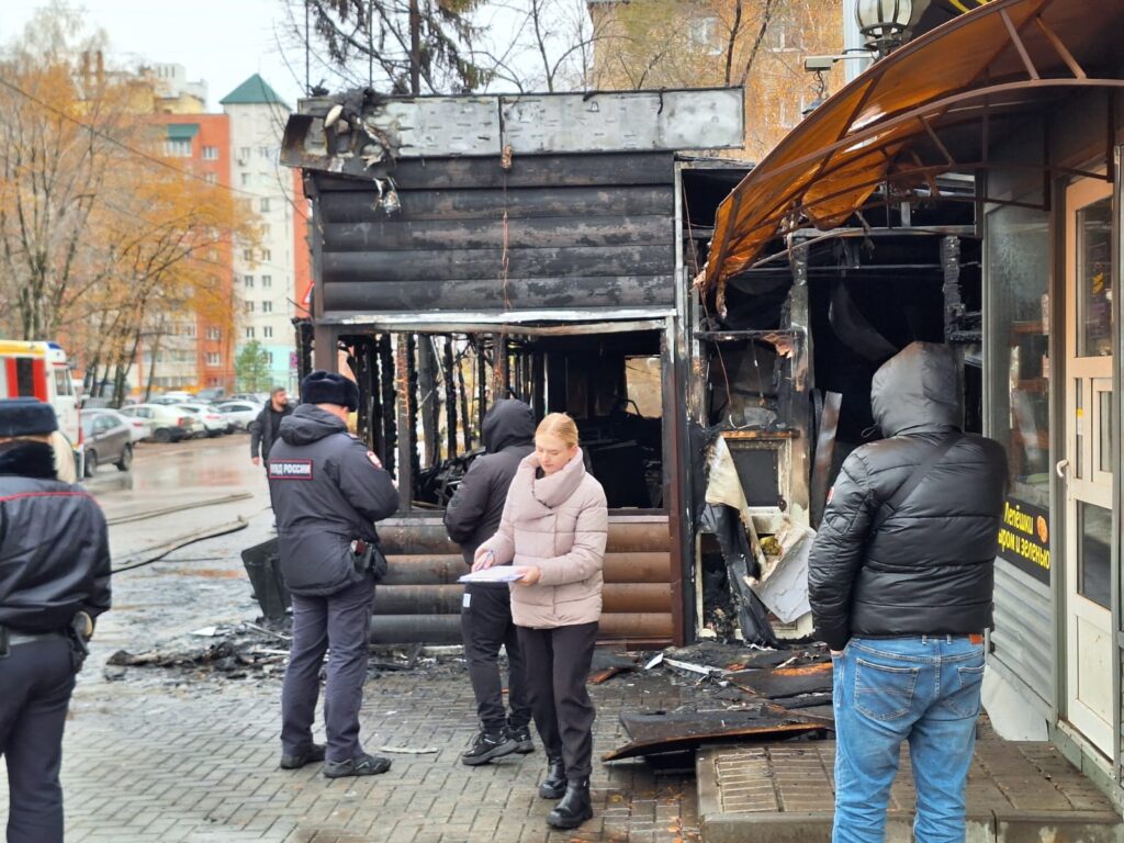 На месте пожара на улице Черновицкой работают сотрудники полиции