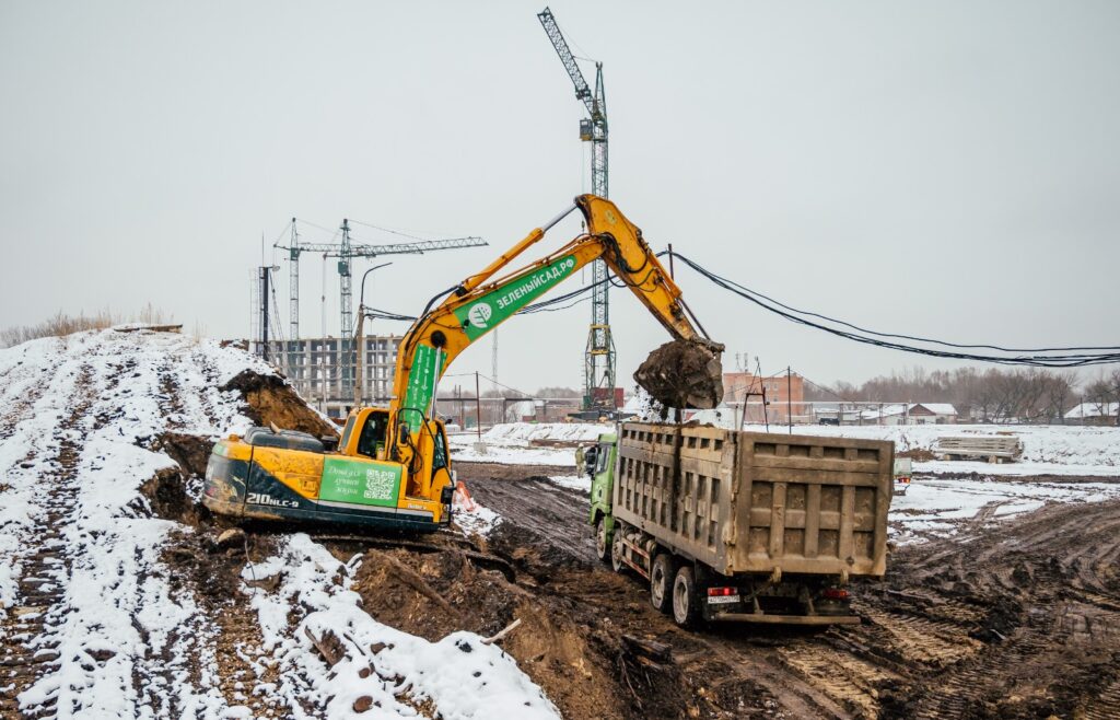 Со стройплощадки ЖК «Окская стрелка» вывезли 13 000 тонн загрязнённого грунта Работы по выемке загрязнённого грунта и замене его чистым ведёт строительная компания «Зелёный сад».
