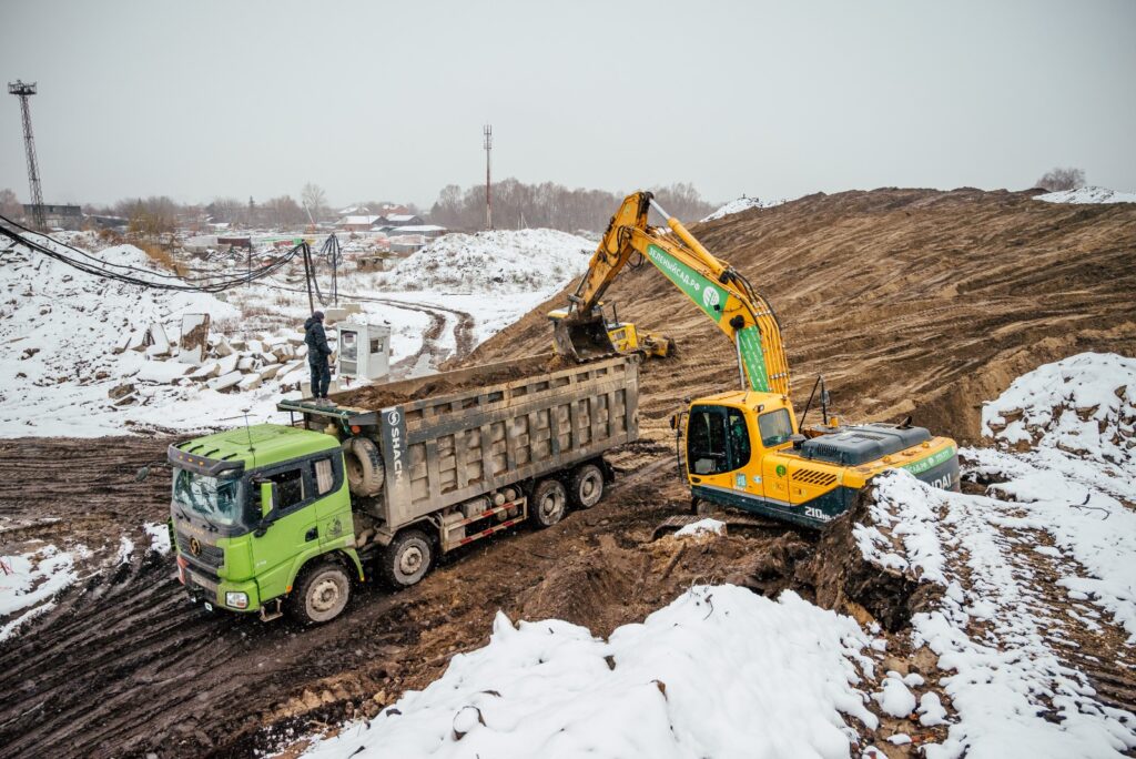 Со стройплощадки ЖК «Окская стрелка» вывезли 13 000 тонн загрязнённого грунта Работы по выемке загрязнённого грунта и замене его чистым ведёт строительная компания «Зелёный сад».
