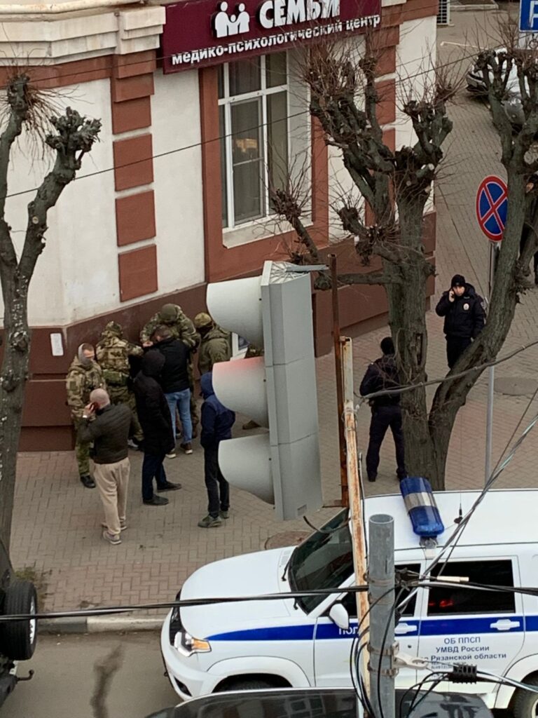 Опубликованы фото работы полиции на месте массовой драки в центре Рязани Опубликованы фото работы полиции на месте массовой драки в центре Рязани Сотрудникам правоохранительных органов удалось предотвратить разгорающийся конфликт.