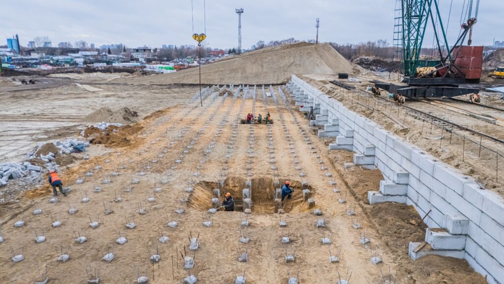 Со стройплощадки ЖК «Окская стрелка» вывезли 13 000 тонн загрязнённого грунта Работы по выемке загрязнённого грунта и замене его чистым ведёт строительная компания «Зелёный сад».