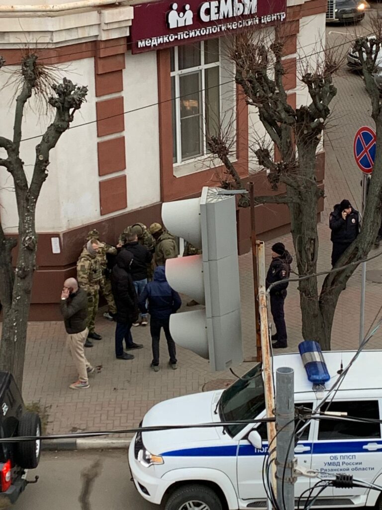 Опубликованы фото работы полиции на месте массовой драки в центре Рязани Опубликованы фото работы полиции на месте массовой драки в центре Рязани Сотрудникам правоохранительных органов удалось предотвратить разгорающийся конфликт.