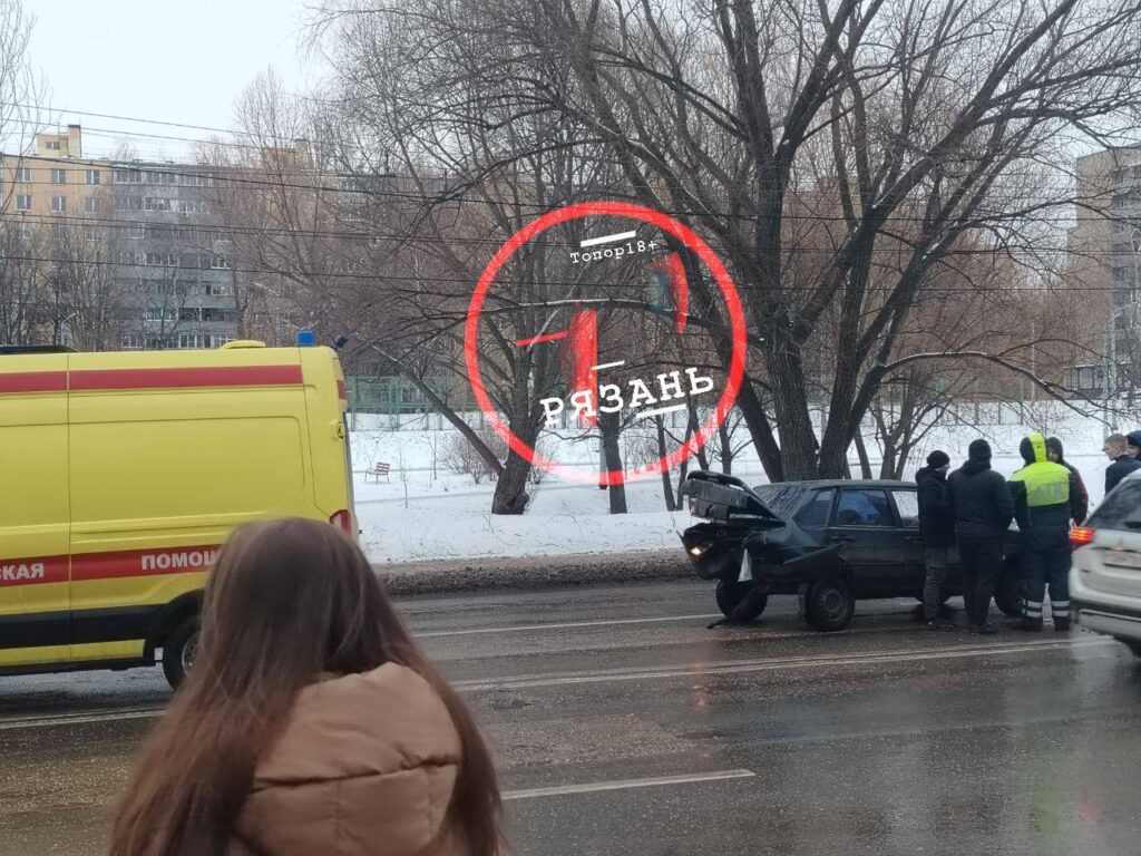 В Рязани произошла авария, работают медики В Рязани произошла авария, работают медики Автомобили столкнулись на улице Советская армия.