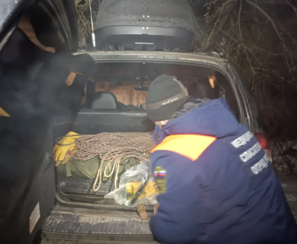 В Рязани волонтёры вытянули автомобиль «скорой» из ледяной трясины В Рязани волонтёры вытянули автомобиль «скорой» из ледяной трясины Внутри автомобиля под присмотром врачей находился пациент.