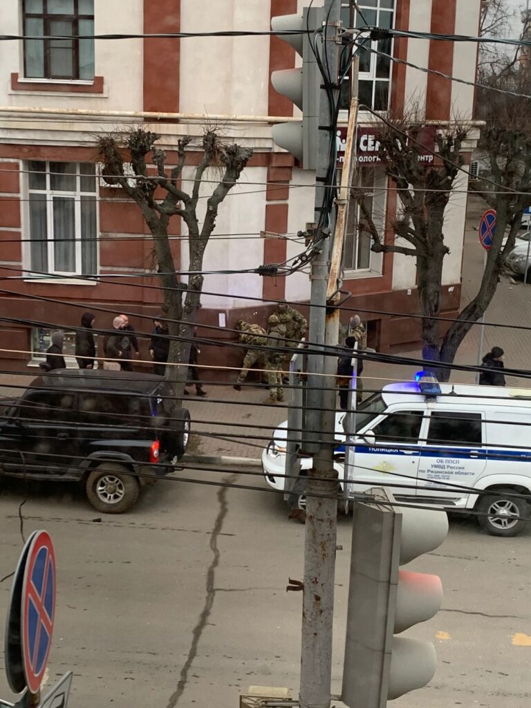 Опубликованы фото работы полиции на месте массовой драки в центре Рязани Опубликованы фото работы полиции на месте массовой драки в центре Рязани Сотрудникам правоохранительных органов удалось предотвратить разгорающийся конфликт.
