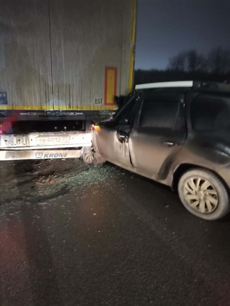 На выезде из Рязани произошло ДТП Легковой автомобиль попал под большегруз.