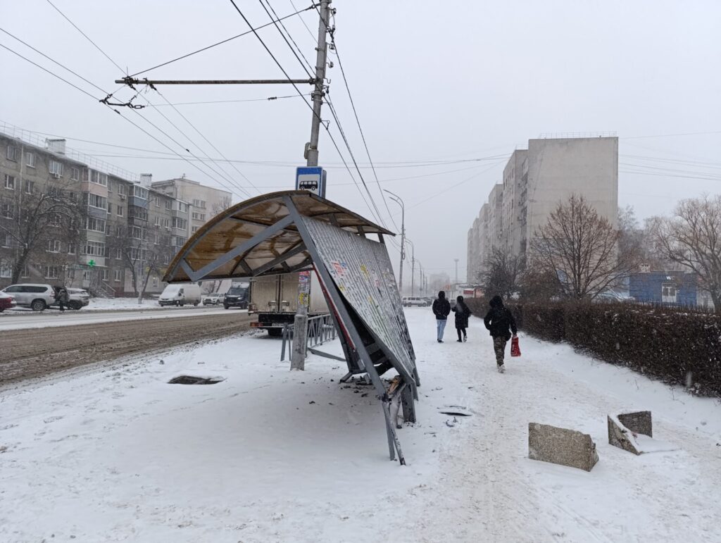 На улице Чкалова водитель «снёс» остановку ДТП произошло вечером 14 декабря.
