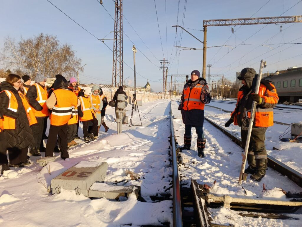 Обзорную экскурсию по железнодорожным предприятиям провели для школьников Рязани