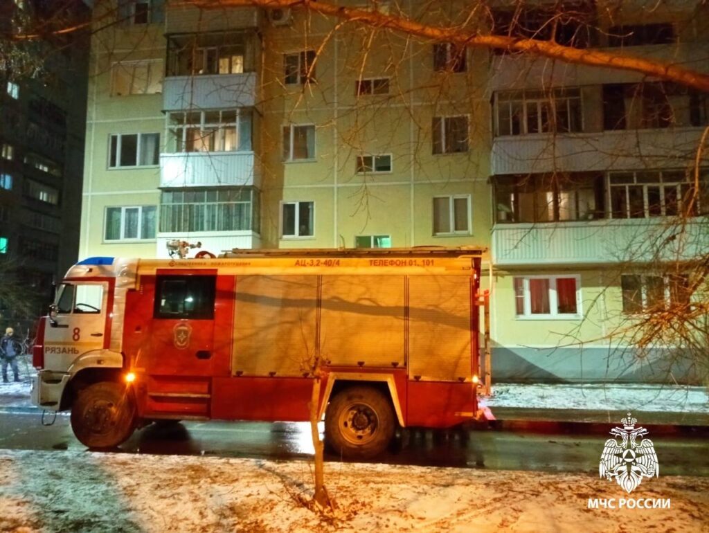 Появились фотографии с пожара, где погибли две женщины Появились фотографии с пожара, где погибли две женщины Квартира загорелась в 18:25
