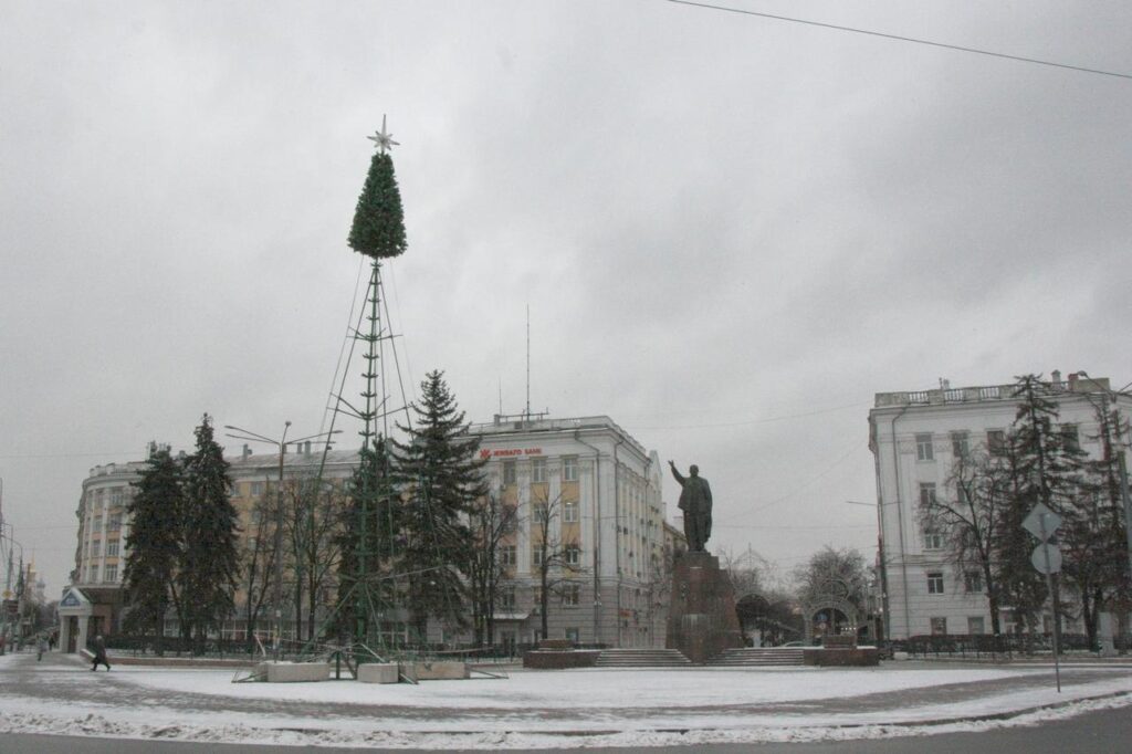 Главную елку Рязани украсят 400 шаров Главную елку Рязани украсят 400 шаров Всего в Рязани поставят 38 новогодних елей.