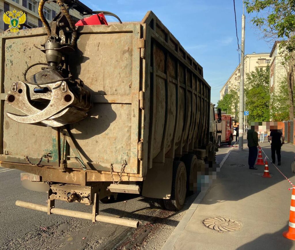Водитель грузовика, сбивший насмерть ребёнка в Москве, получил 7,5 лет колонии Водитель грузовика, сбивший насмерть ребёнка в Москве, получил 7,5 лет колонии Выяснилось, что он управлял автомобилем в состоянии наркотического опьянения: в организме водителя обнаружили каннабиноиды.