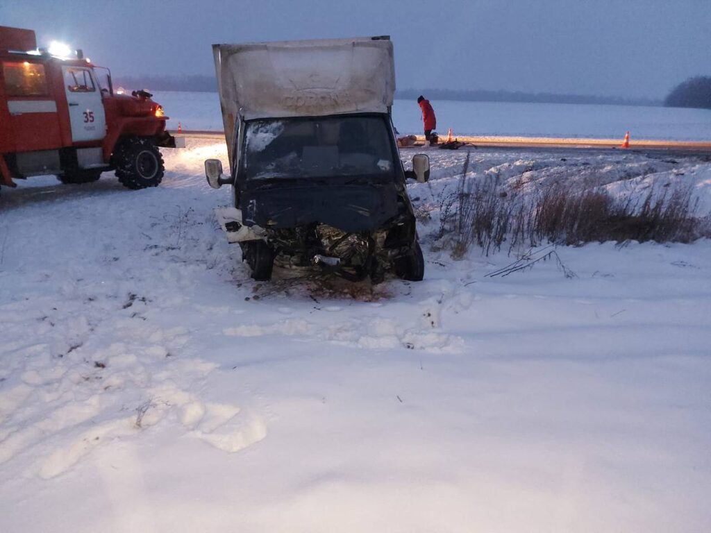 В ДТП в Рыбновском районе погиб 18-летний пассажир Водитель автомобиля «Ваз 210740», а также его пассажиры в возрасте 17 и 18 лет получили травмы. Пострадавшим оказана медицинская помощь.
