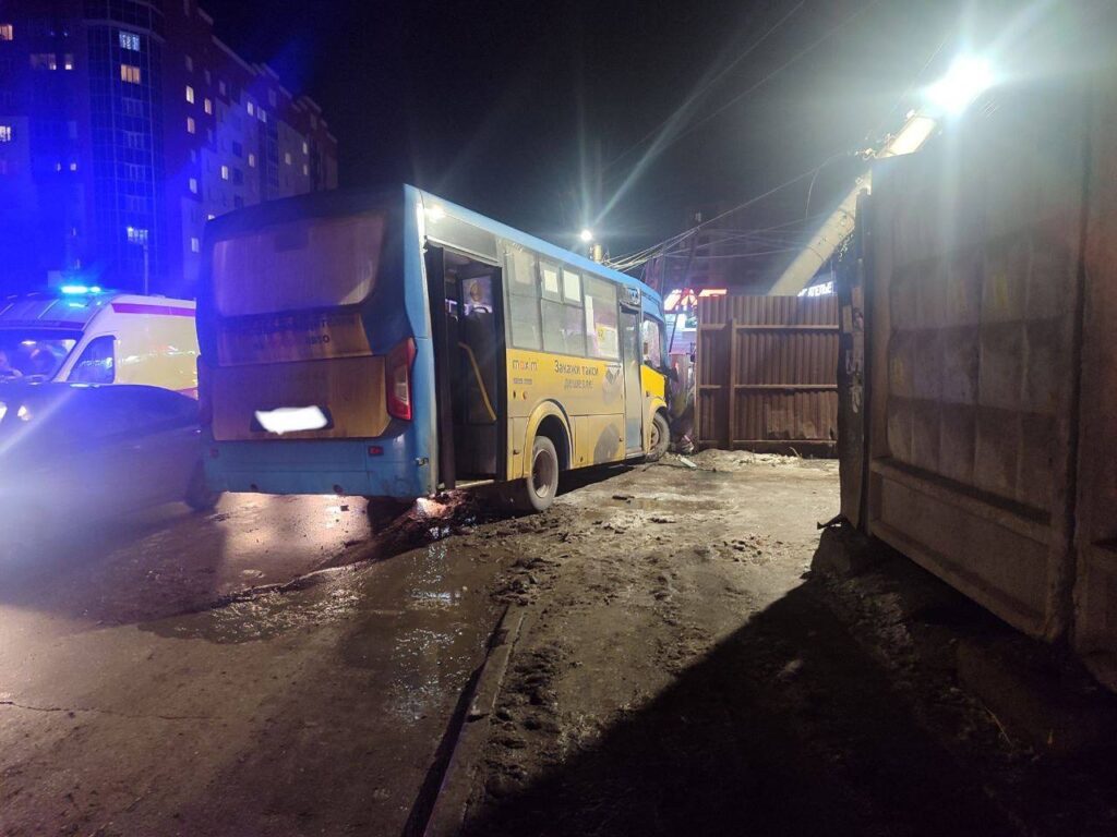 Пять человек пострадали в ДТП с маршрутным автобусом в Рязани Пострадавшим была оказана медицинская помощь на месте происшествия.