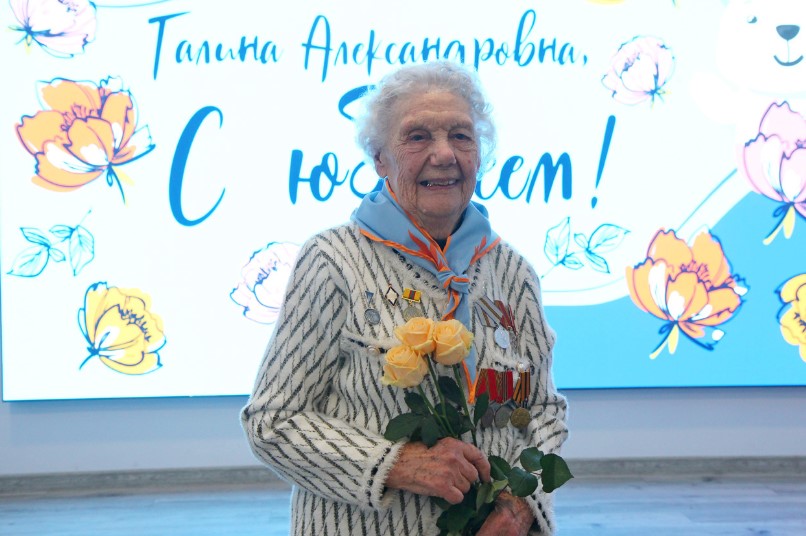 Рязанку Галину Соболеву поздравил со 100-летним юбилеем губернатор Рязанку Галину Соболеву поздравил со 100-летним юбилеем губернатор Юбилярше вручили поздравительное письмо от Президента РФ, памятный знак губернатора Рязанской области, подарки и цветы.