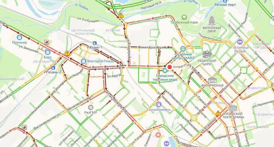 На Московском шоссе Рязани легковушка подлезла под автобус На Московском шоссе Рязани легковушка подлезла под автобус Столкнулись маршрутка и легковой автомобиль.