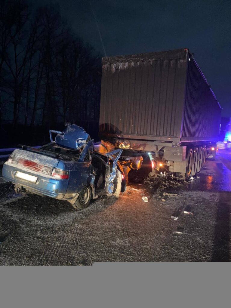 В «расплющенном» автомобиле на трассе М5 в Шиловском районе находились три человека, один из них погиб В «расплющенном» автомобиле на трассе М5 в Шиловском районе находились три человека, один из них погиб