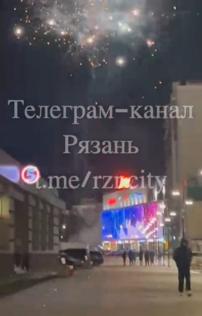Рязанцы возмутились залпам фейерверка в центре города Кто-то решил запустить фейерверк на центральной площади Рязани.