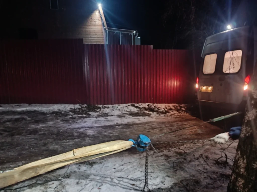 В Рязани волонтёры вытянули автомобиль «скорой» из ледяной трясины В Рязани волонтёры вытянули автомобиль «скорой» из ледяной трясины Внутри автомобиля под присмотром врачей находился пациент.