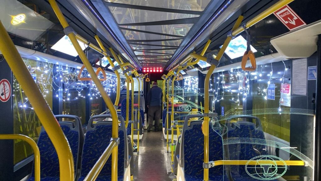 В Рязани общественный транспорт украсили к новому году Украшения помогут рязанцам создать новогоднее настроение.