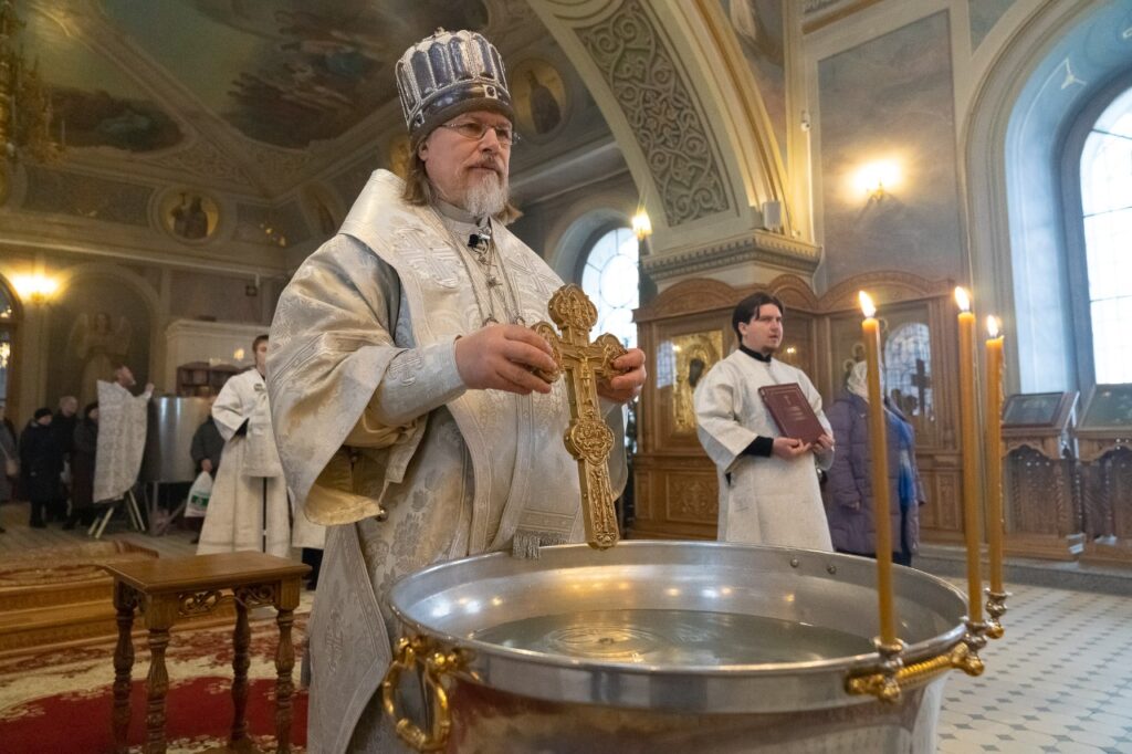 Святая вода на Крещение: особенности, хранение и использование Святая вода, освященная на Крещение, считается одной из важнейших святынь православной церкви.