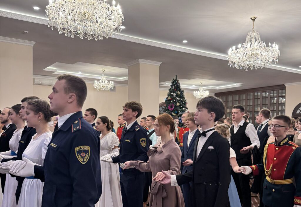 В рождественском балу в Рязани приняли участие 60 пар В рождественском балу в Рязани приняли участие 60 пар Бал объединил 120 юношей и девушек.