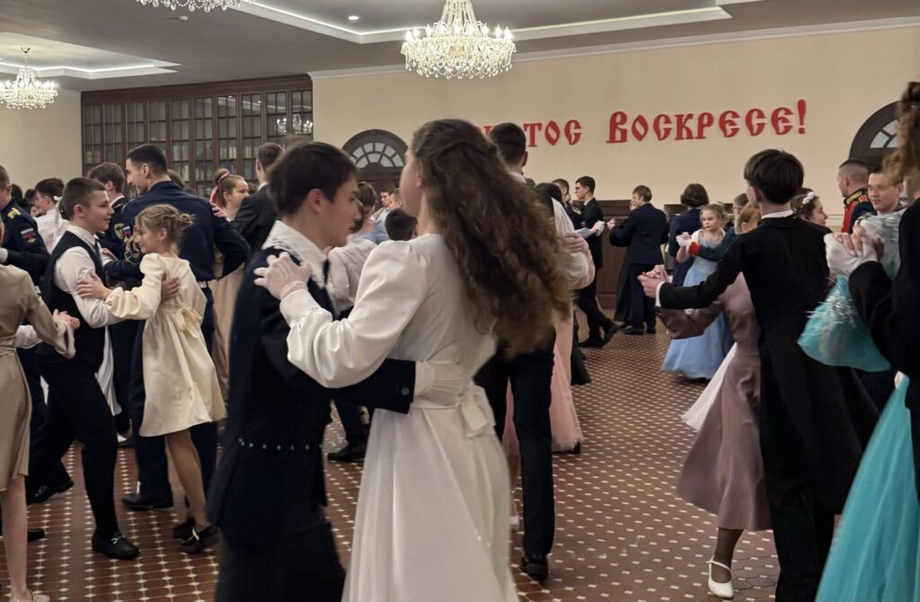 В рождественском балу в Рязани приняли участие 60 пар В рождественском балу в Рязани приняли участие 60 пар Бал объединил 120 юношей и девушек.