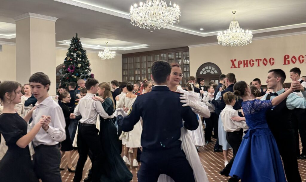 В рождественском балу в Рязани приняли участие 60 пар В рождественском балу в Рязани приняли участие 60 пар Бал объединил 120 юношей и девушек.