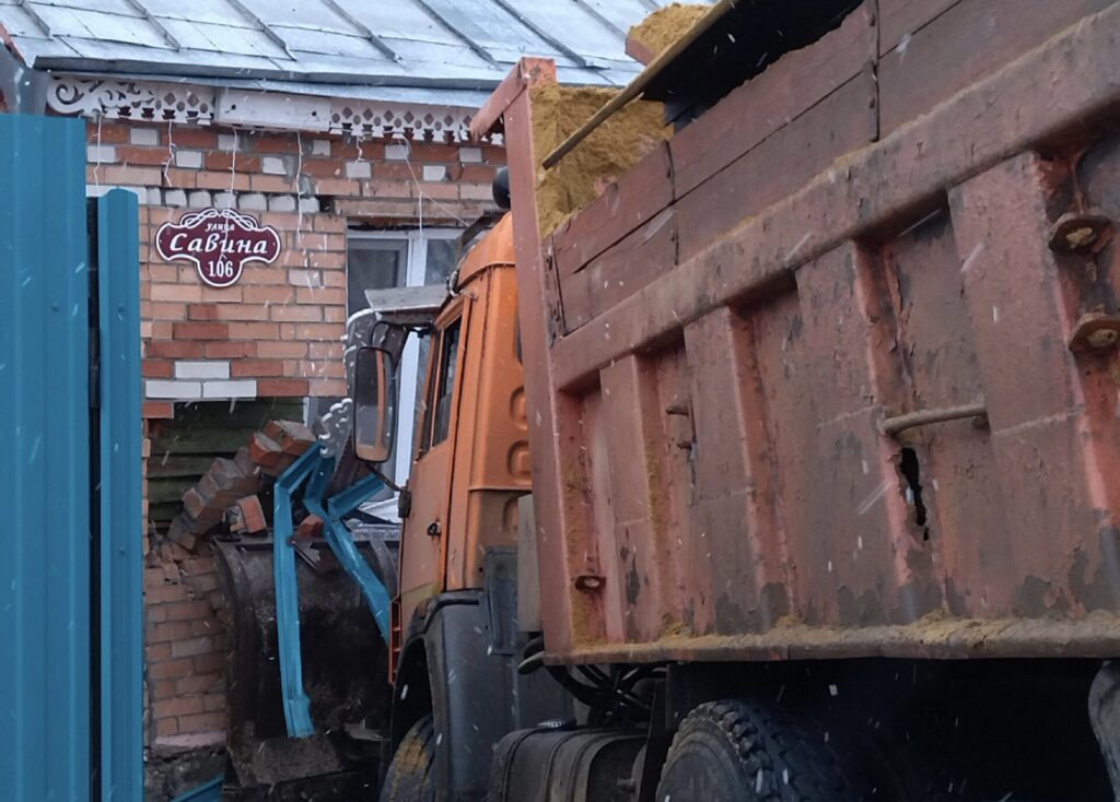 Машина коммунальной службы протаранила жилой дом в Сасове Причиной происшествия могла стать скользкая дорога.