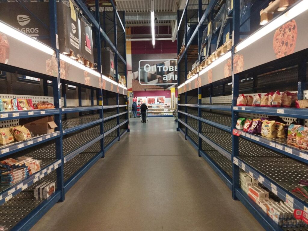 Рязанцы сфотографировали опустевшие полки гипермаркета «Зельгрос» Рязанцы сфотографировали опустевшие полки гипермаркета «Зельгрос» Автор фото предположил, что магазин скоро закроется.