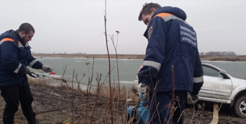 В Рязани автомобиль сполз по грязи к берегу реки Машина могла упасть в воду.