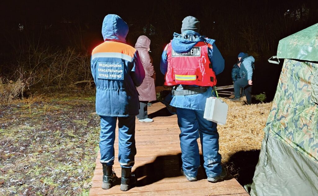 В Рязани автомобиль сполз по грязи к берегу реки Машина могла упасть в воду.